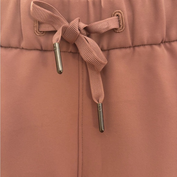 EUC Lululemon On the Fly Crop *Woven 23" Size 6 - Picture 12 of 14